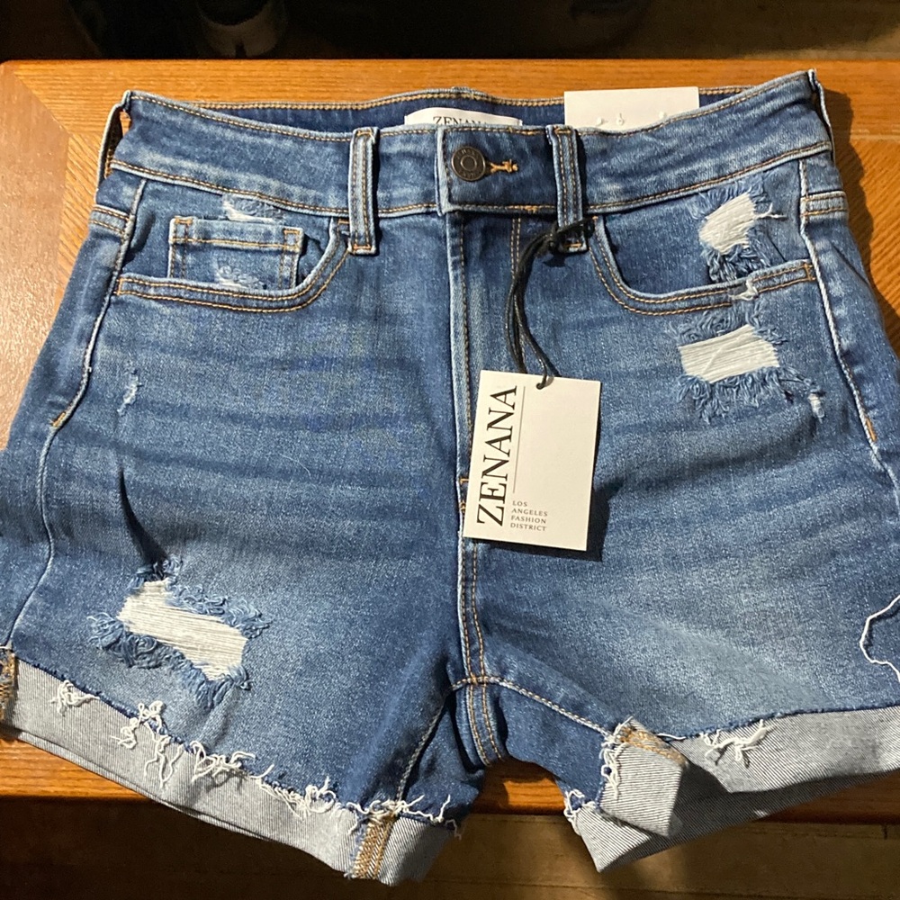 Zenana denim shorts with distressed areas

93% cotton, 4 inch inseam